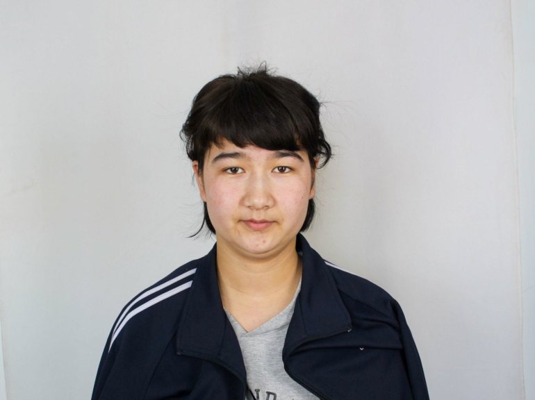 Рахиле Мемет, 18-летняя ученица средней школы, в 2018 году была приговорена к перевоспитанию.  Фото предоставлено проектом «Полицейские файлы Синьцзяна».