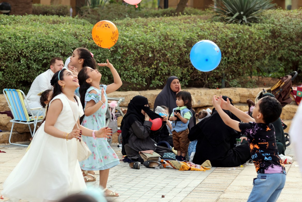 Photos: Muslims around the world celebrate Eid al-Fitr 2022 | Gallery News  | Al Jazeera
