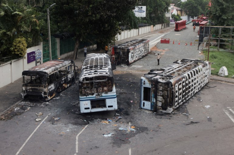 스리랑카 총리 관저 근처에서 친·반정부 시위대가 충돌하는 과정에서 스리랑카 여당 지지자들이 불에 탄 차량이 목격되고 있다.