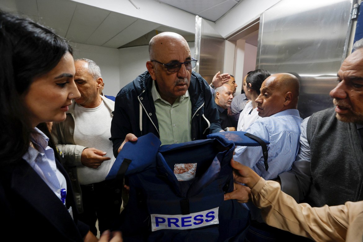 Walid Al-Omari, Kepala Biro Palestina Al Jazeera, memegang jaket antipeluru yang dibawakan oleh reporter Al Jazeera Shireen Abu Akleh