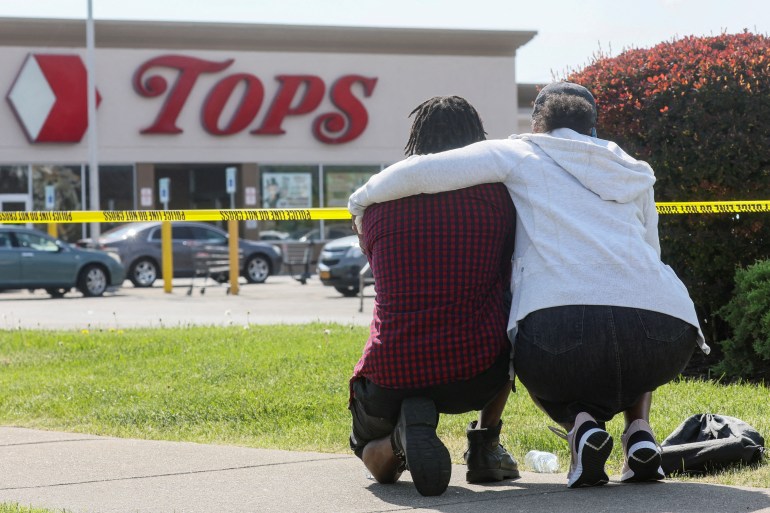 Enlutados reagem enquanto participavam de uma vigília pelas vítimas do tiroteio em um supermercado TOPS em Buffalo, Nova York.