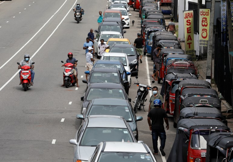 Motoristas em seus veículos esperam na fila para comprar gasolina em um posto de combustível, em meio à crise econômica do país em Colombo, Sri Lanka
