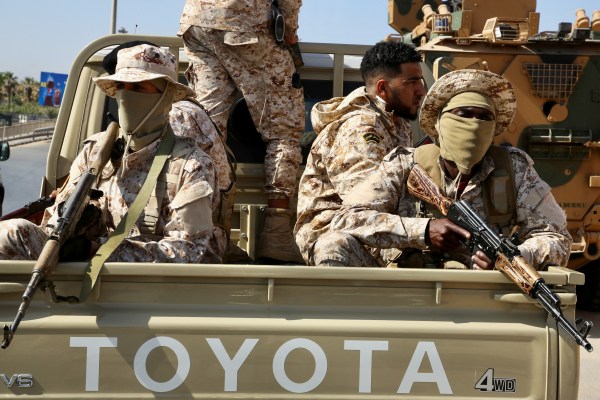 Сблъсъци избухнаха в либийската столица Триполи, казаха жители, след съобщеното
