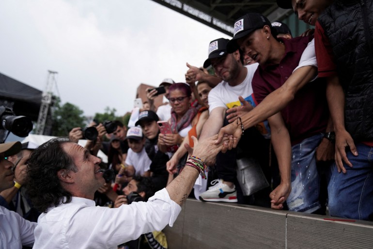 Кандидат в президенты Колумбии Федерико Гутьеррес пожимает руки своим сторонникам
