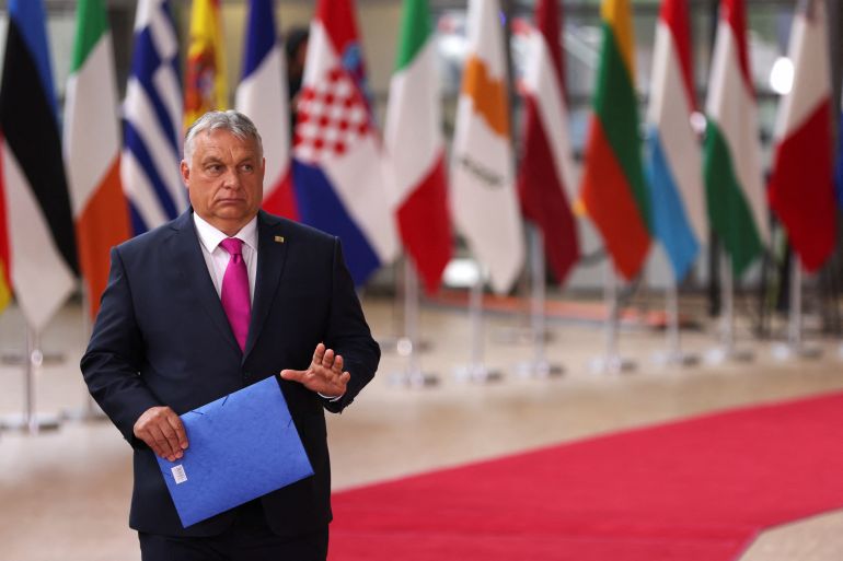Il primo ministro ungherese Viktor Orban arriva per il vertice dei leader dell'Unione europea, mentre i leader dell'UE tentano di concordare sanzioni petrolifere russe in risposta all'invasione russa dell'Ucraina, a Bruxelles, in Belgio