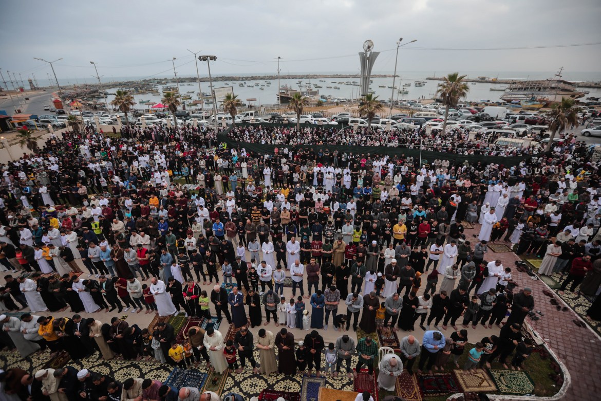 Dozens of Gazans attend Al-Eid prayer