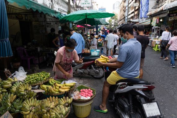 Bangkok street vendor and traffic