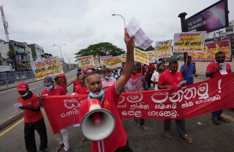 Miembros del Partido Socialista de Primera Línea de Sri Lanka asisten a una marcha para conmemorar el Día Internacional de los Trabajadores en Colombo, Sri Lanka, el domingo 1 de mayo de 2022 [Eranga Jayawardena/AP]