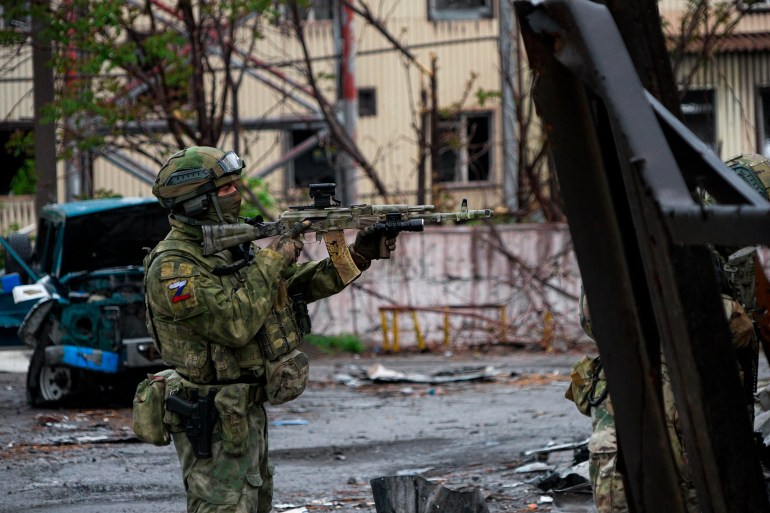 Un soldado ruso es visto patrullando en Mariupol.