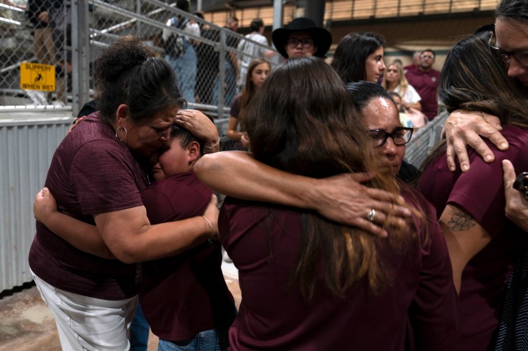 孩子在罗伯小学的大规模枪击事件中丧生后，家人互相拥抱
