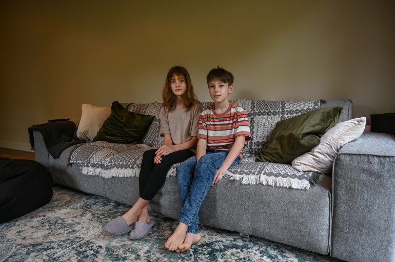Anastasiia y Kyrylo se sientan en la casa de sus tutores en Sydney