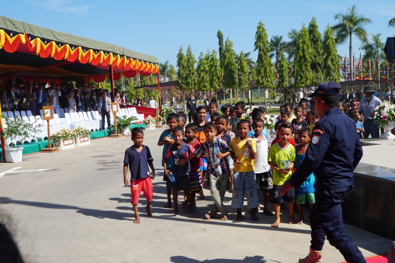 Heyecanlı çocuklar, Başkan Ramos Horta'nın Dili'deki Cumhurbaşkanlığı Sarayı'nda açılışının yapılacağı sahneye çıkmayı bekliyor.