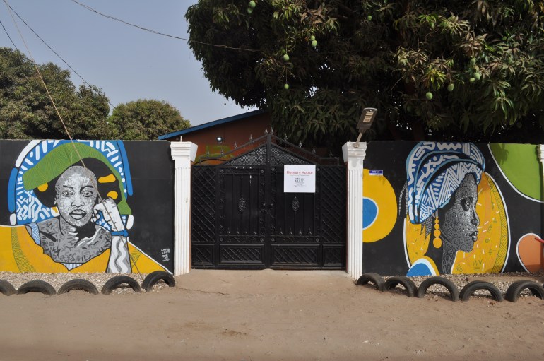 Hafıza Evi, Gambiya, Serekunda'da tozlu bir yolda oturuyor