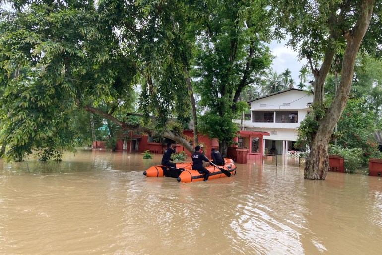 Un bateau de sauvetage des services d'incendie et d'urgence de l'Assam à l'extérieur d'une maison inondée à Nagaon.  Ils étaient leur pour sauver les membres de la famille coincés dans la maison