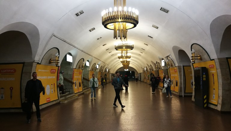 Dentro de la estación de metro Leo Tolstoy Square en el centro de Kiev