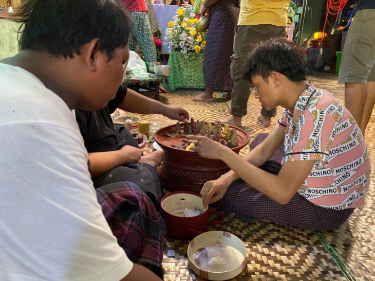 Myanmar'da bir adam büyülü bir tören için hazırlanıyor