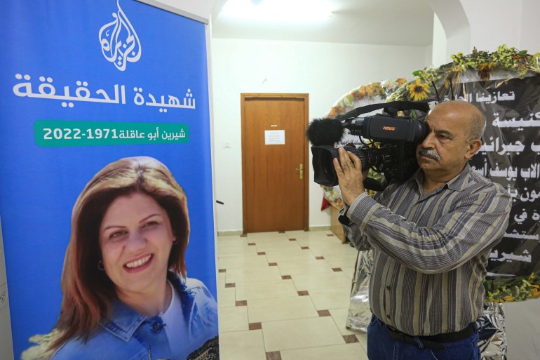 El camarógrafo senior de Al Jazeera sostiene su cámara.