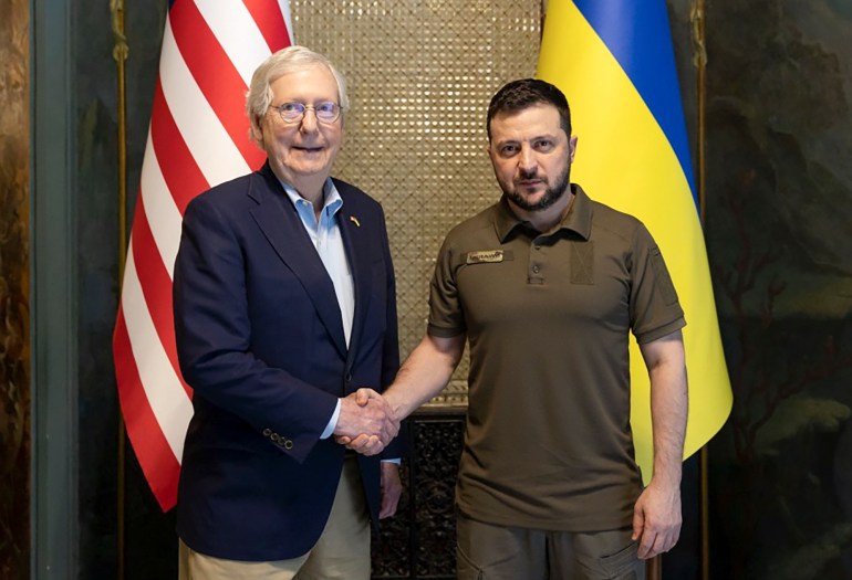 O presidente ucraniano Volodymyr Zelenskyy e o líder da minoria no Senado, Mitch McConnell, em Kiev.