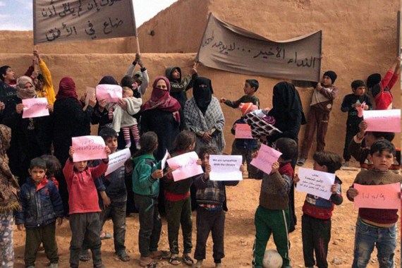 Women and children protest against the living condition in Rukban camp in March 2022