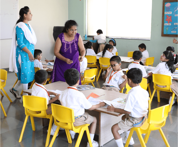 Siswa di ruang kelas di The Academy School di Pune, India