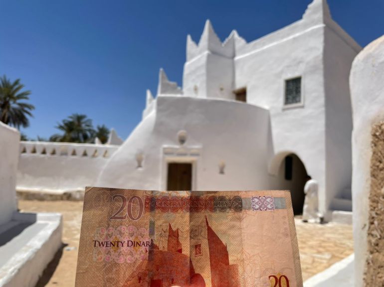 Una vieja escuela para niñas en Ghadames, Libia, con un billete de banco que muestra la escuela en primer plano