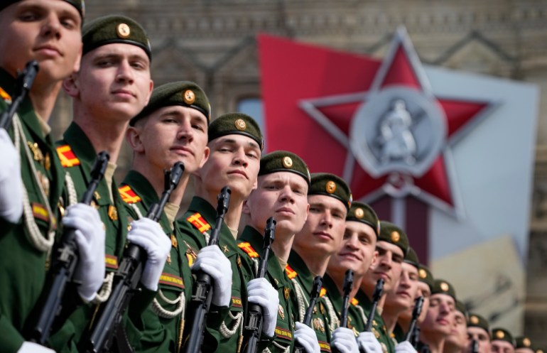 Soldados rusos marchan durante un ensayo general para el desfile militar del Día de la Victoria en Moscú el sábado 7 de mayo de 2022 [Alexander Zemlianichenko/AP]