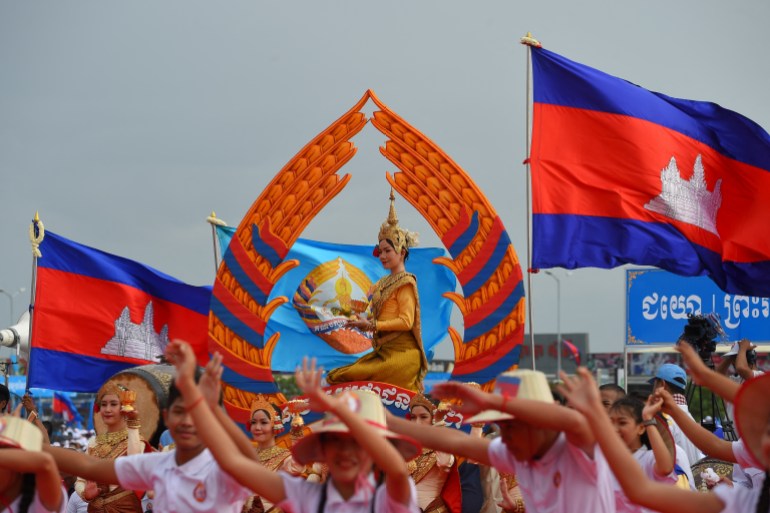 Drapeaux cambodgiens et danseurs traditionnels lors d'une cérémonie pour célébrer la fondation du CPP