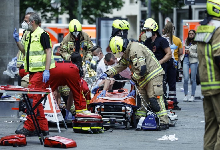 Berlin'in merkezinde bir otomobilin bir grup insanla çarpışması sonucu bir kişinin öldüğü, sekiz kişinin de yaralandığı olay yerinde cankurtaranlar çalışıyor.