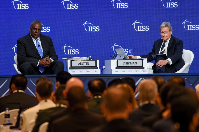Министр обороны США Ллойд Остин (слева) отвечает на вопросы аудитории после выступления на Шангри Ла Диалог.