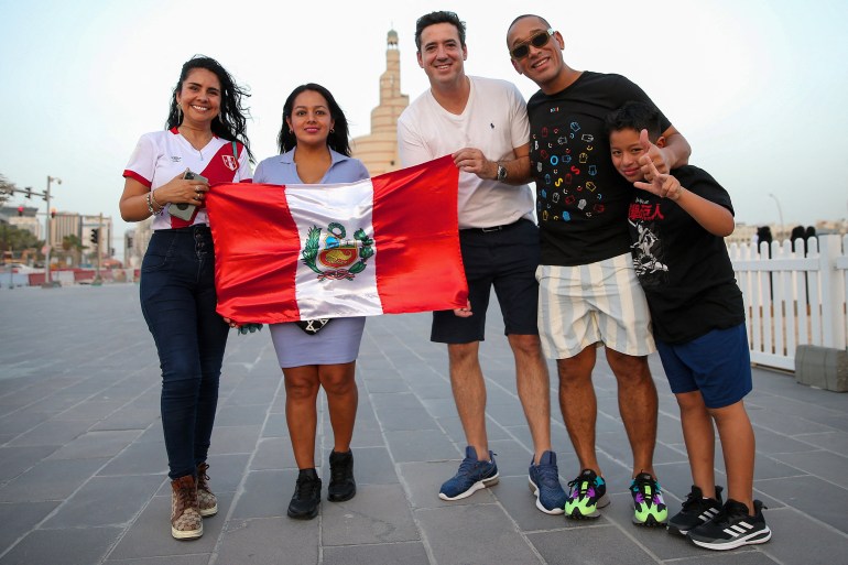 Perulu taraftarlar, 11 Haziran 2022'de Katar'ın başkenti Doha'da bir fotoğraf için poz veriyor.