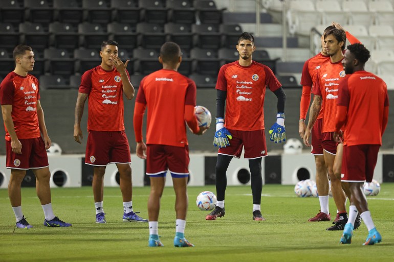 Les joueurs du Costa Rica assistent à une séance d'entraînement au stade Jassim Bin Hamad