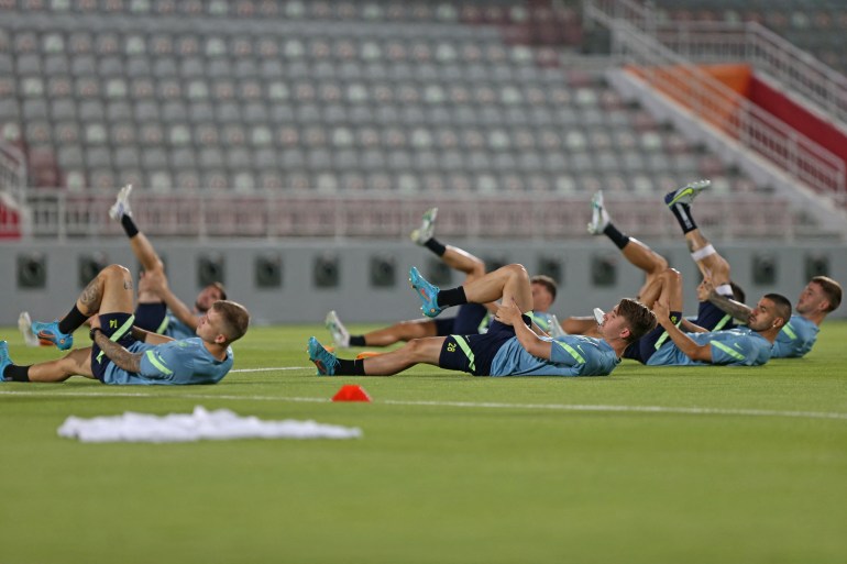 Avustralyalı oyuncular 12 Haziran 2022'de Katar'ın başkenti Doha'daki Abdullah bin Khalifa Stadyumu'nda antrenmana çıkıyor.