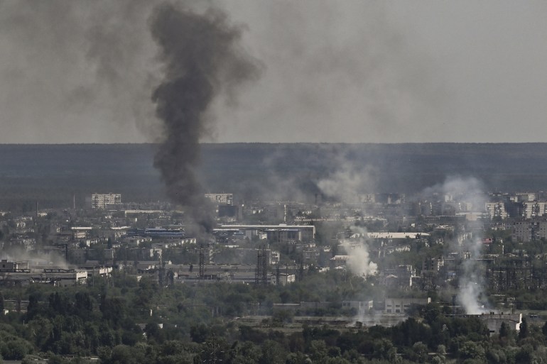 烟雾和泥土从乌克兰北顿涅茨克市升起。