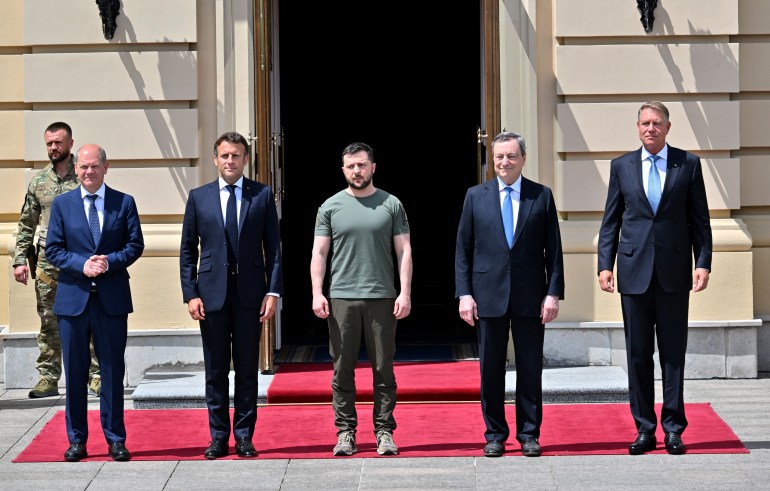 (L-R) Chancellor of Germany Olaf Scholz, President of France Emmanuel Macron, Ukrainian President Volodymyr Zelensky, Prime minister of Italy Mario Draghi and Romanian President Romanian President Klaus Iohannis pose for a photograph in Mariinsky Palace, in Kyiv, on June 16, 2022. - It is the first time that the leaders of the three European Union countries have visited Kyiv since Russia's February 24 invasion of Ukraine