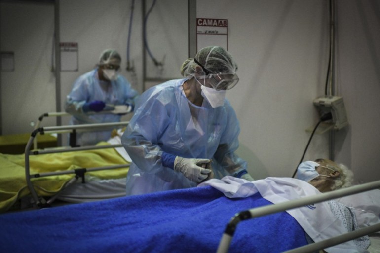 Sağlık çalışanları, Algarve bölgesindeki Portimao'da Covid-19 hastaları için sahra hastanesine dönüştürülen Portimao Arena spor pavyonunda hastaları tedavi ediyor