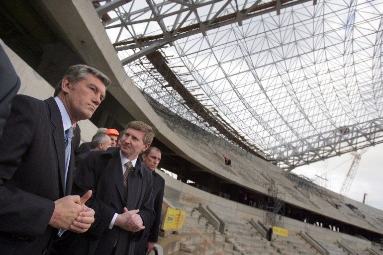 President of Ukraine Viktor Yushchenko (L) and President of FC Shakhtar, multi-millionaire Rinat Akhmetov (2L) visit the construction site of a stadium in the country's eastern industrial city of Donetsk on April 17, 2008. The presidents of the Euro 2012 football championship Poland and Ukraine, who came under fire from the UEFA over allegedly slack preparations, signed a deal on April 14, 2008 to beef up plans for co-hosting the tournament. AFP PHOTO / PRESIDENTIAL PRESS-SERVICE POOL / MYKOLA LAZARENKO (Photo by MYKOLA LAZARENKO / PRESIDENTIAL POOL / AFP)