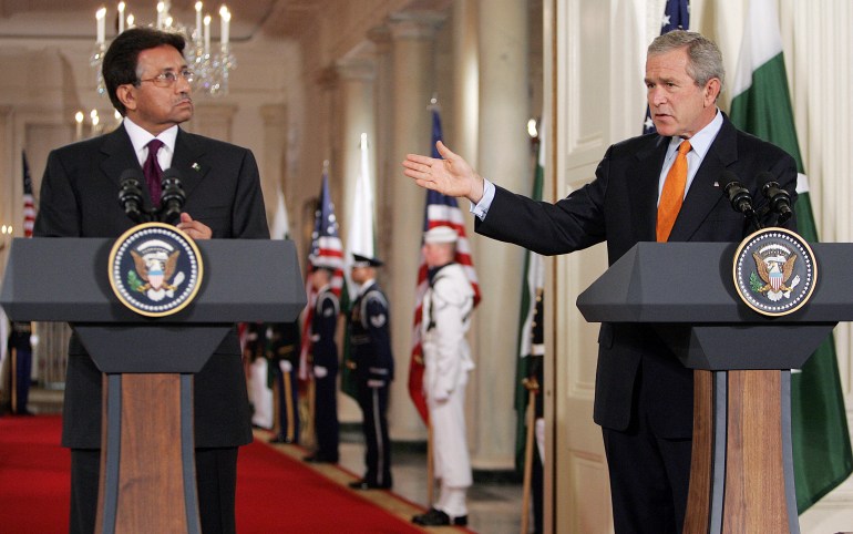 El presidente de los Estados Unidos, George W. Bush (derecha), y el presidente de Pakistán, Pervez Musharraf
