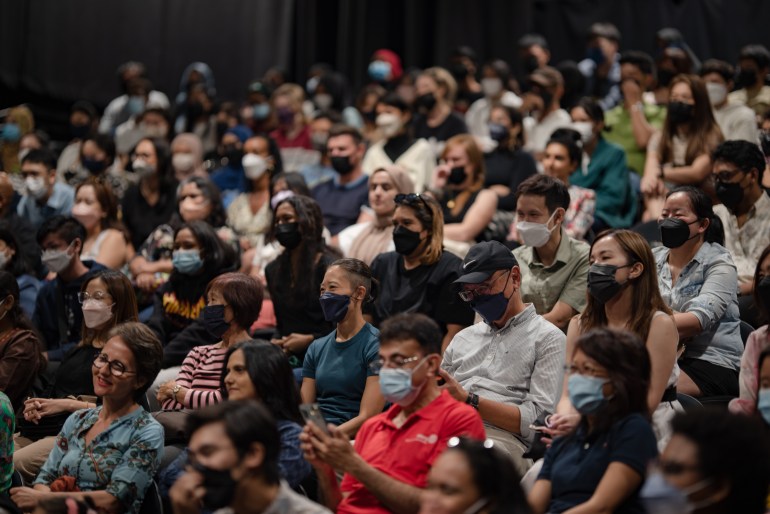 Seyirciler Parastoo'nun Kuala Lumpur'daki son performansını izliyor
