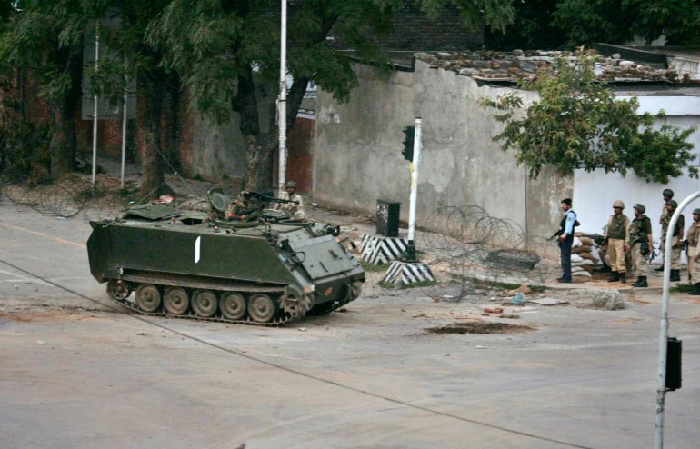Un vehículo blindado de transporte de personal del ejército pakistaní toma una posición alrededor de Lal Masjid