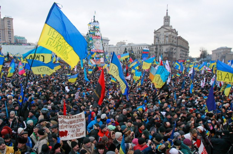 Un rassemblement massif avec des drapeaux ukrainiens à Maidan en décembre 2013
