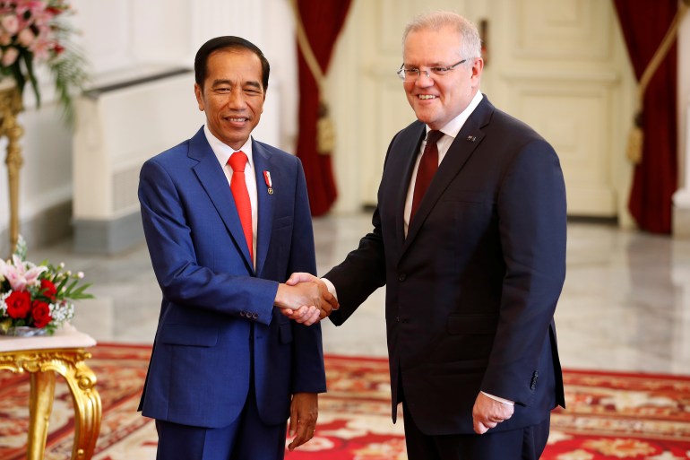 Indonesian president Joko Widodo shakes hands with Australian Prime Minister Scott Morrison at the Presidential Palace in Jakarta, Indonesia, October 20, 2019. 