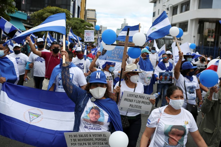Nicaraguans exiled in Costa Rica protest against the election