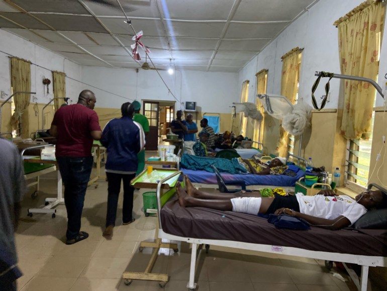 2022 年 6 月 5 日，在圣弗朗西斯天主教堂举行的天主教弥撒中，炸弹袭击的受害者在尼日利亚奥沃的圣路易斯天主教医院接受治疗。路透社/斯金格没有转售。 没有档案