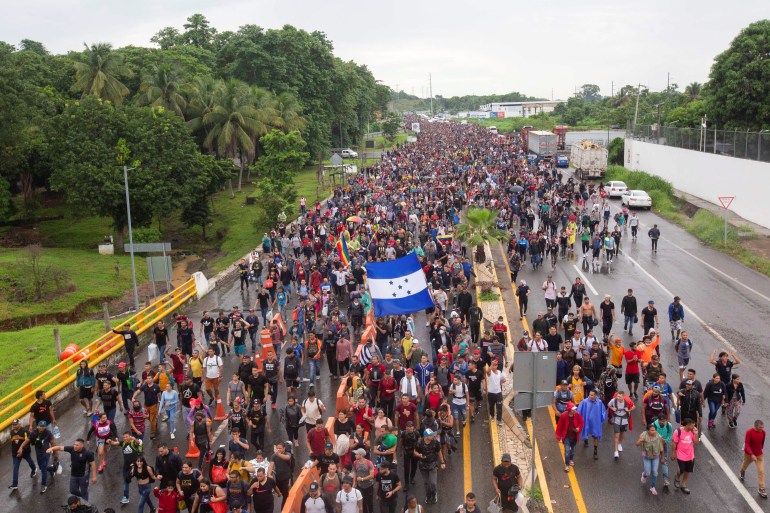 Güney Meksika'da göçmenler karavanda yürüyor