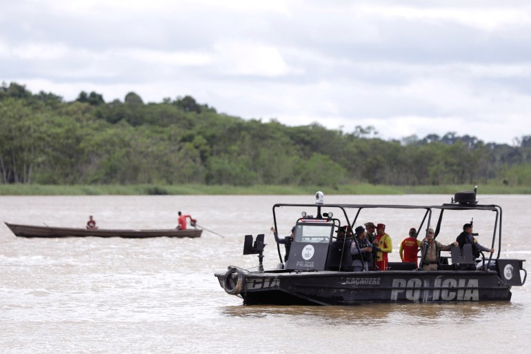 Polis ve kurtarma ekipleri, İngiliz gazeteci Dom Phillips ve yerli uzman Bruno Pereira'yı tekneyle arıyor