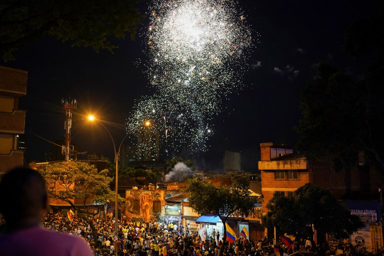 哥伦比亚左翼总统候选人古斯塔沃·佩特罗在哥伦比亚卡利赢得第二轮总统选举后，支持者庆祝烟花爆竹。