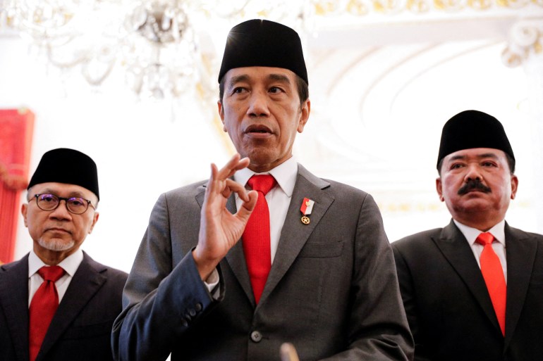 Le président indonésien Joko Widodo s'adresse aux médias, alors que le nouveau ministre du Commerce Zulkifli Hasan et le ministre des Affaires agraires et de l'aménagement du territoire Hadi Tjahjanto, ancien chef militaire indonésien, se tiennent à ses côtés dans un palais présidentiel à Jakarta, en Indonésie.