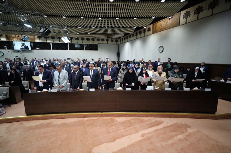Los nuevos legisladores iraquíes prestan juramento en el Parlamento iraquí en Bagdad, Irak.