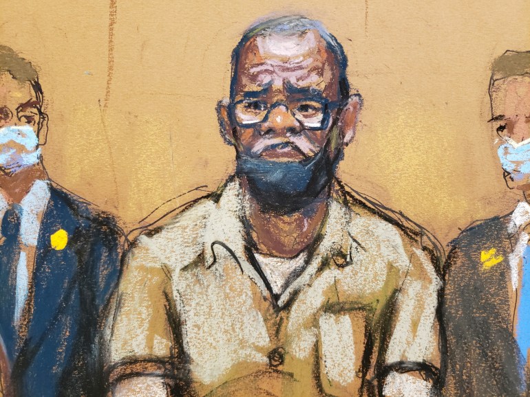 R Kelly, ceza duruşması sırasında bu mahkeme salonu taslağında görünüyor