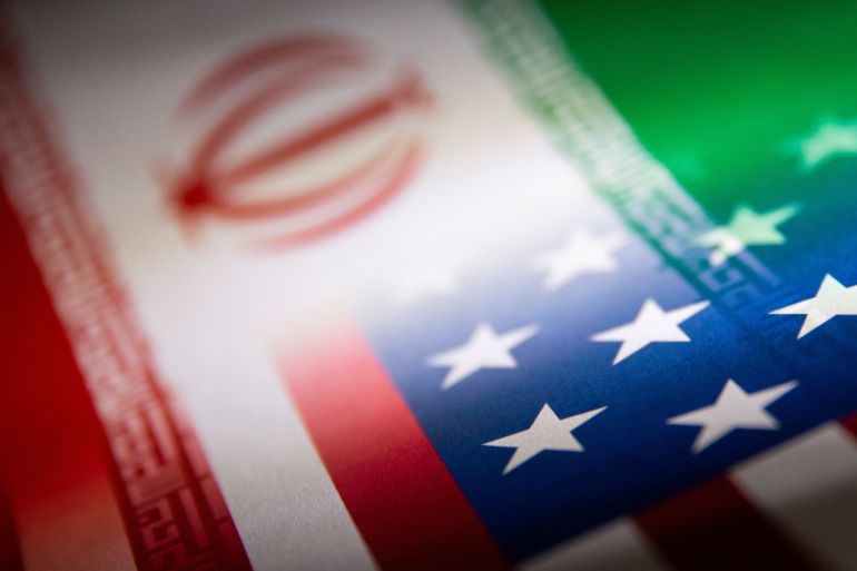 Bandeiras do Irã e dos EUA impressas em papel nesta ilustração de janeiro de 2022. [Dado Ruvic/Illustration/Reuter